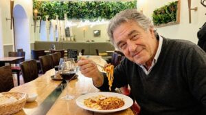 : Carlo geniesst Tagliatelle mit 3-Tage-Bolognese aus der Rinderschaufel im Castello Angelo Buckow | Mein Lieblingsitaliener